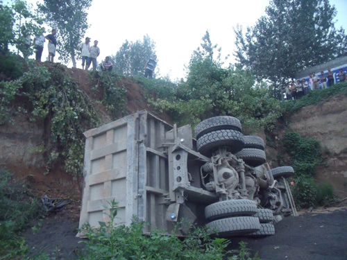 砂車載物過重致道路塌陷 車輛翻入深溝