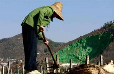 荒唐！陜西華縣一采石場(chǎng)毀壞山體竟刷綠漆“遮羞”