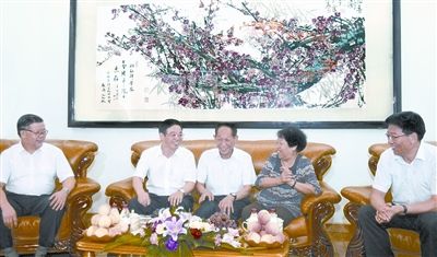 周強(qiáng)笑稱袁隆平是“80后” 雜交水稻之父迎80大壽