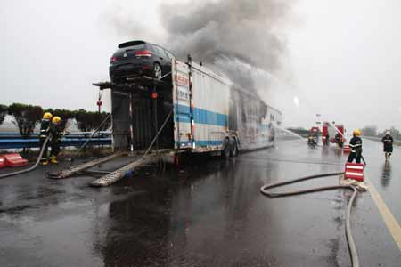 大眾運輸車途中突發(fā)大火  六輛小轎車被毀