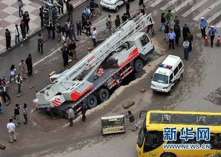 蘭州市區(qū)路面塌陷起重機被卡