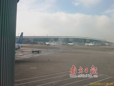 廣州白云機(jī)場(chǎng)內(nèi)南方航空一架空客飛機(jī)貨倉(cāng)起火