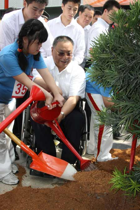 全國政協(xié)副主席鄧樸方與特奧運動員李曉凡共同植樹