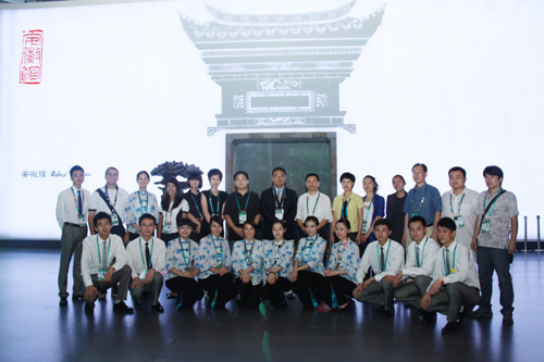 美國(guó)館與安徽館互換人員任“導(dǎo)游”