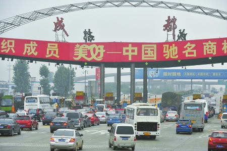 市內(nèi)冷清周邊打擠 成都公路客運(yùn)無高峰