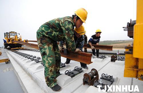 京滬高鐵鋪軌工作全面快速推進(jìn)