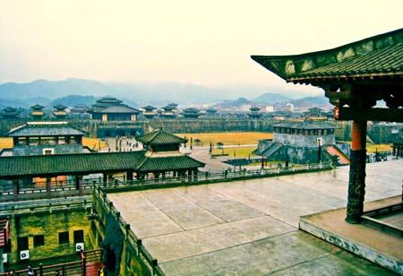 盤點中國門票最貴的?幻谷、屏巖洞府、大智禪寺、明清民居博覽城等13個跨越幾千年歷史時空，匯聚南北地域特色的影視拍攝基地和兩座超大型的現(xiàn)代化攝影棚。已成為目前亞洲規(guī)模最大的影視拍攝基地，被美國《好萊塢》雜志稱為“中國好萊塢”。</p>

<p>聯(lián)票：255元/人 夢幻谷：160元/人</p>

<p>聯(lián)票加夢幻谷：正常價 360元/人 冬季價 305元/人</p>

<p>統(tǒng)票：正常價 420/人 冬季價 360元/人</p>

<p align=