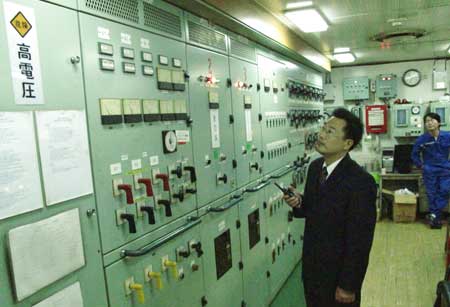 連云港港新發(fā)明的“高壓變頻數(shù)字化船用岸電系統(tǒng)”啟用