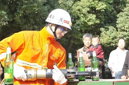 南陽消防絕活進(jìn)社區(qū)(多圖)