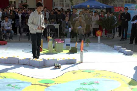 學(xué)生自制賽車秀風(fēng)采 曾造百萬身價機(jī)器人