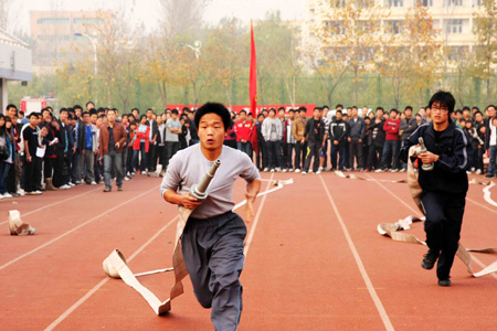 消防演練走進(jìn)校園 中原工學(xué)院學(xué)生體驗(yàn)避險自救