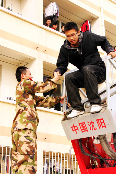 消防演練走進(jìn)校園 中原工學(xué)院學(xué)生體驗(yàn)避險自救