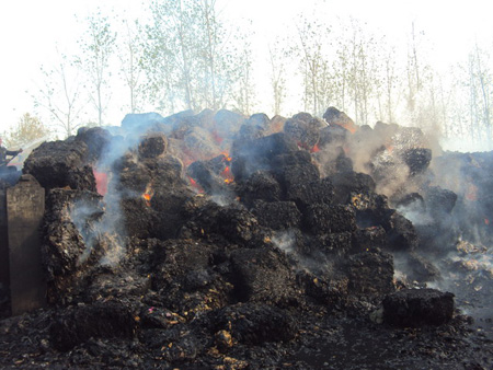 大火席卷三家造紙廠 消防奮戰(zhàn)18小時(shí)成功滅火