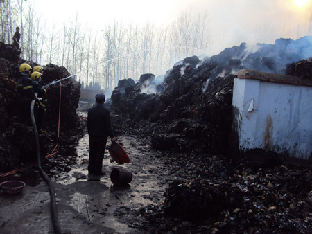 大火席卷三家造紙廠 消防奮戰(zhàn)18小時(shí)成功滅火