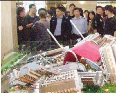 開(kāi)發(fā)商忽悠購(gòu)房者 雇52名農(nóng)民工提前排隊(duì)