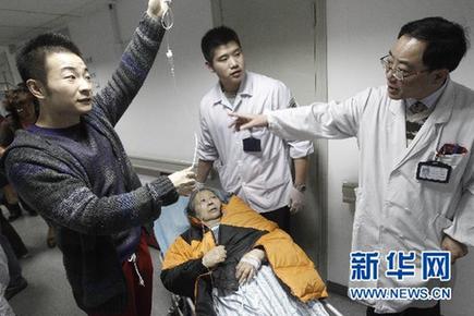 上海火災事故傷員得到有效救治(圖)