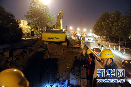 鄭州水廠主管道發(fā)生爆裂 西南部停水80萬人受影響