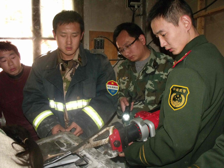 聾啞女子手臂誤進(jìn)攪面機(jī) 焦作消防爭(zhēng)分奪秒解危難