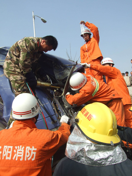 洛陽兩貨車相撞 車廂內三人被困