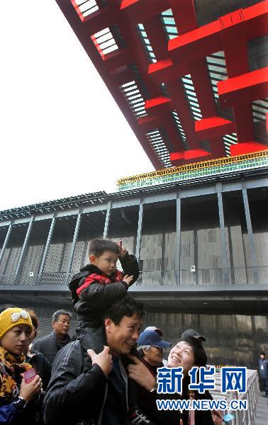 世博會(huì)中國館續(xù)展首日?qǐng)雒婊鸨?/></p>

<p>12月1日，來自浙江的3歲的陸子欣與家人一起在館外排隊(duì)等待進(jìn)入中國館參觀。新華社記者劉穎攝</p>
</div>
</div>

<div width=