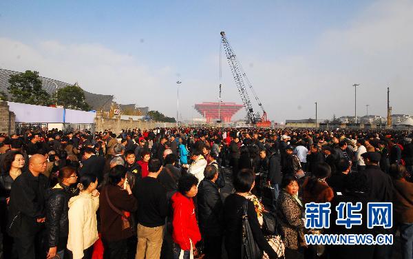 世博會(huì)中國館續(xù)展首日場面火爆