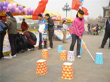 河南大學舉行義賣畫作活動迎接國際志愿者日