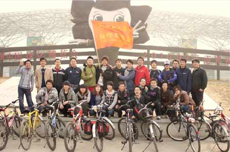 河南大學(xué)學(xué)生騎單車(chē)100公里看“綠博”