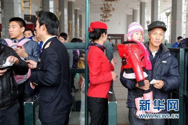 鐵道部:普通列車開車后兩小時內(nèi)仍可改簽