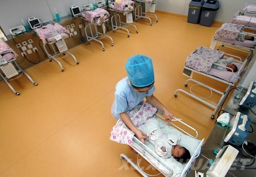 新疆建成首個(gè)新生兒無(wú)陪護(hù)、層流潔凈病房