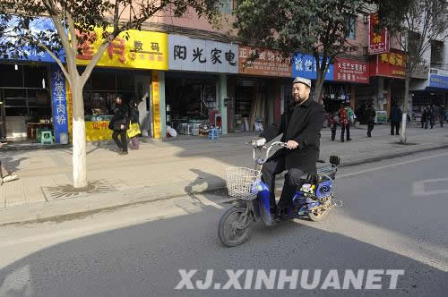 網(wǎng)絡(luò)紅人阿里木：30多萬串羊肉串串起的“慈善家”