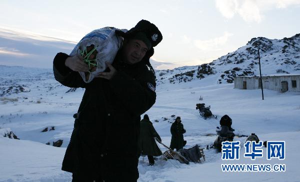 新疆阿勒泰為被困農(nóng)牧民送物資