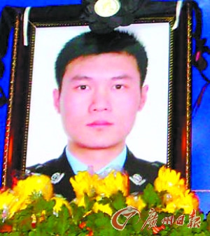 民警為護送復旦學生墜崖續(xù)：獲救者愿捐款200萬