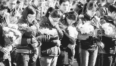 復(fù)旦黃山獲救學生拜訪遇難民警父母 集體喊爸媽