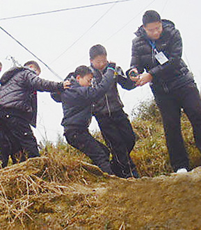 直擊冰災(zāi)嚴重五省區(qū):冰雪中，用心溫暖上學(xué)路 圖