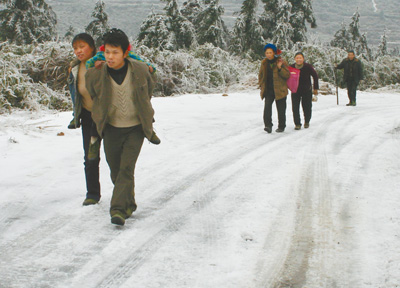 直擊冰災(zāi)嚴重五省區(qū):冰雪中，用心溫暖上學(xué)路 圖