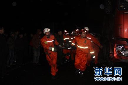 滬昆高速貴黃段多輛車(chē)連環(huán)相撞 交通暫時(shí)中斷