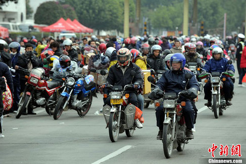 廣東“摩托大軍”返鄉(xiāng) 警車為其開道