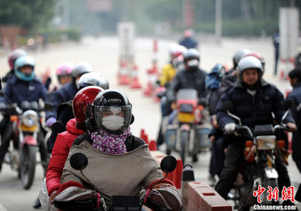 廣東“摩托大軍”返鄉(xiāng) 警車為其開(kāi)道