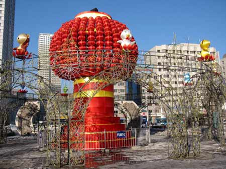 煙臺(tái)街頭掛起大紅燈籠年味越來(lái)越濃