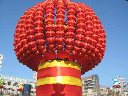 煙臺(tái)街頭掛起大紅燈籠年味越來(lái)越濃