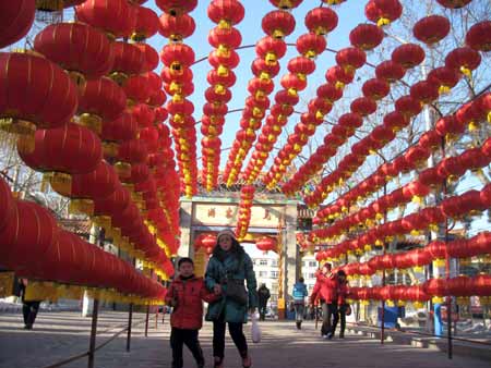 煙臺(tái)街頭掛起大紅燈籠年味越來(lái)越濃