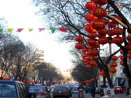 煙臺(tái)街頭掛起大紅燈籠年味越來(lái)越濃