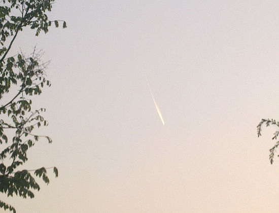 南京上空發(fā)現(xiàn)不明飛行物 專(zhuān)家稱(chēng)是飛機(jī)尾跡凝結(jié)帶