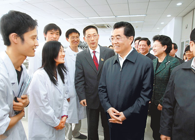 百年砥礪鑄輝煌　水木清華再奮進<BR>——記胡錦濤總書記在清華大學(xué)考察工作