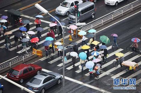 全國多地迎來強(qiáng)降雨天氣
