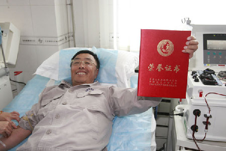 郭明義微博發(fā)獻(xiàn)血倡議 全國網(wǎng)友紛紛“力挺”