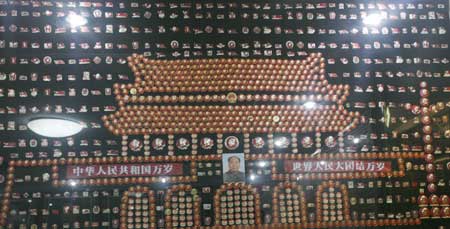 珍藏百萬(wàn)的毛主席像章紀(jì)念館成為黨史教育基地