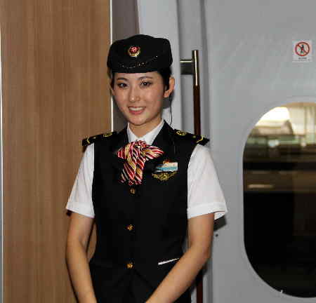 泉城濟(jì)南迎來(lái)首列高鐵列車(chē) 體驗(yàn)“地面飛行”
