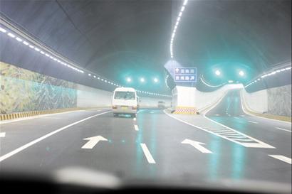 銘記歷史時(shí)刻:膠州灣橋隧通車
