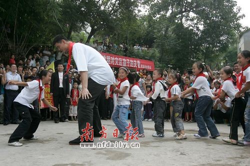 “公益達(dá)人”姚明